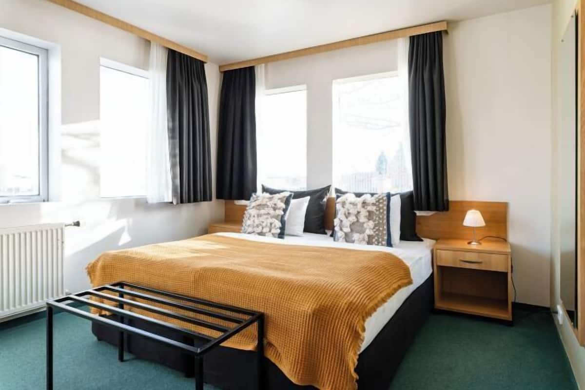 Hypo-allergenic bedding, blackout curtains, free WiFi, bed sheets