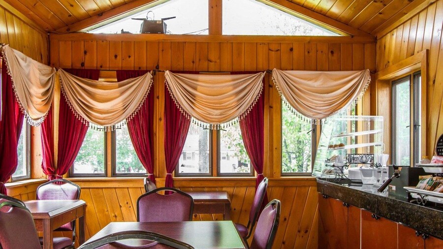 Rodeway Inn & Suites Brunswick near Hwy 1