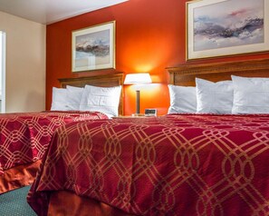 Habitación doble estándar, 2 camas matrimoniales, para no fumadores | Escritorio, tabla de planchar con plancha, wifi gratis y ropa de cama 