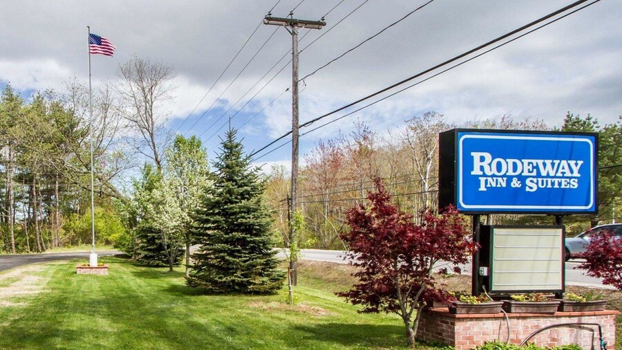 Rodeway Inn & Suites Brunswick near Hwy 1