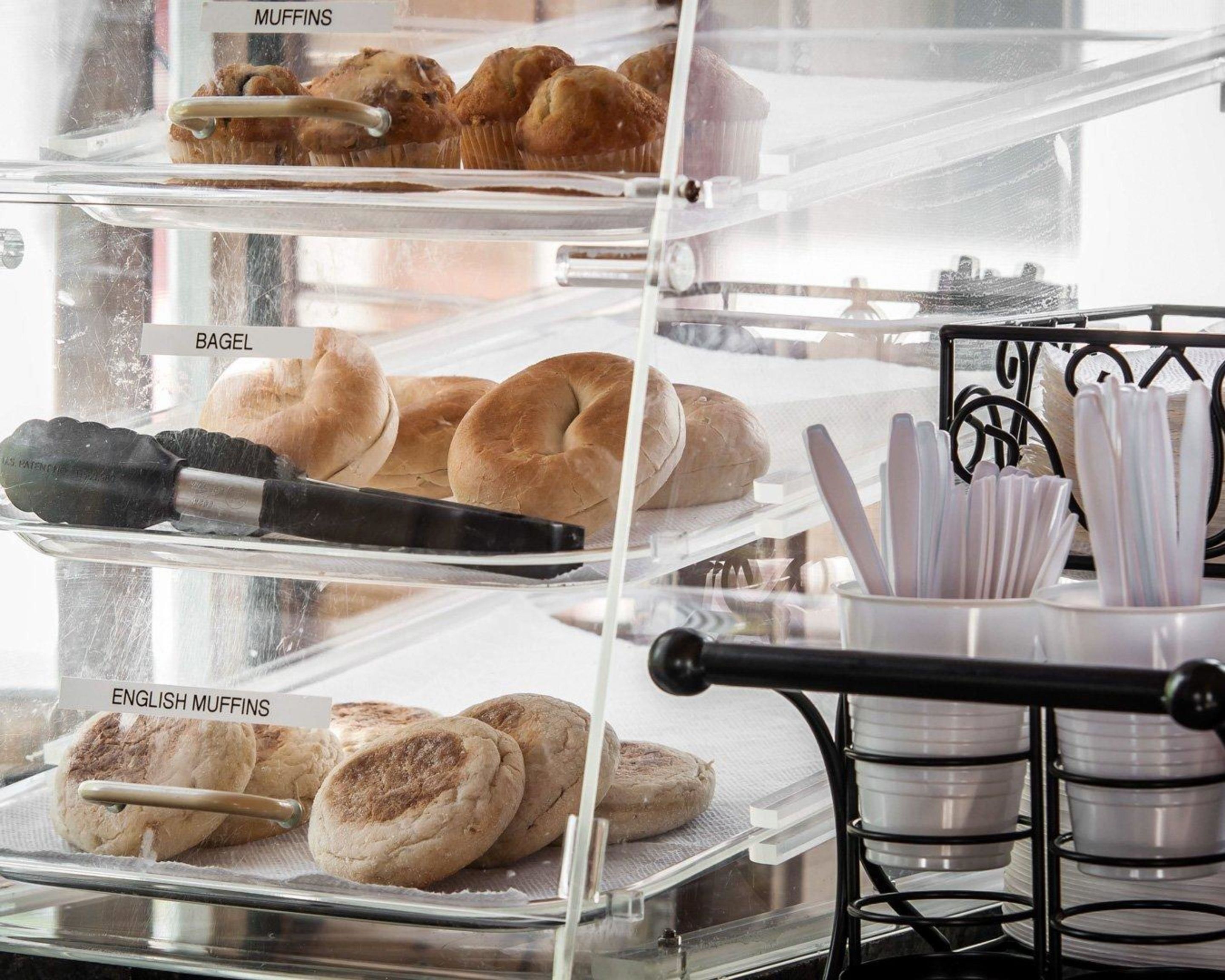 Vitrina de panadería con muffins, bagels y muffins ingleses.