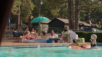 Una piscina al aire libre de temporada