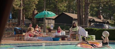 Een seizoensgebonden buitenzwembad