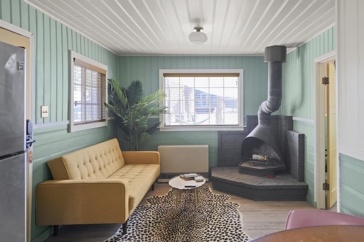 Deluxe Cabin | Living area