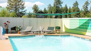 Una piscina al aire libre de temporada