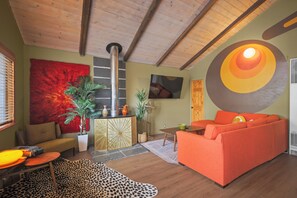 Hytte – superior | Oppholdsområde | En 50-tommers smart-TV med digitale kanaler