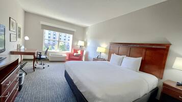 Safe på rommet, skrivebord, blendingsgardiner og strykejern/-brett