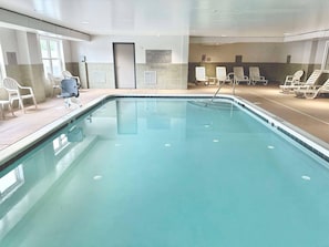 Hồ bơi trong nhà, ghế dài tắm nắng