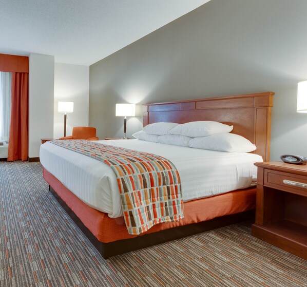 Escritorio, cortinas blackout y tabla de planchar con plancha 