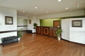 Lobby - Super 8 by Wyndham Bowling Green North (Bowling Green)