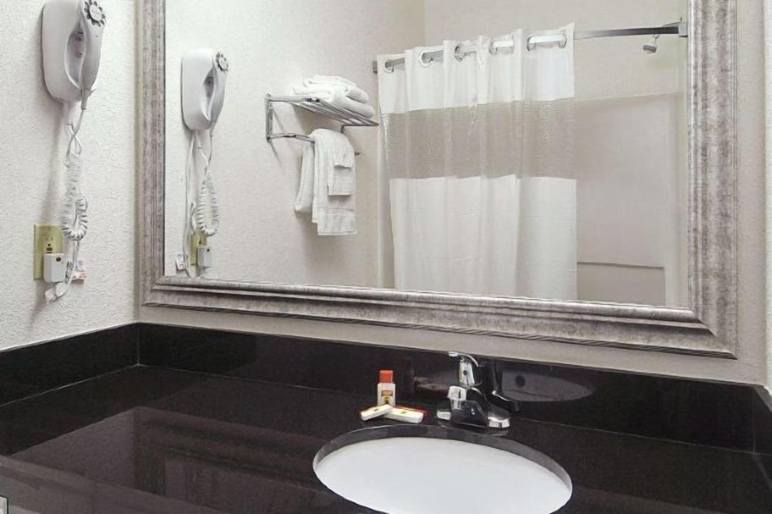 Bathroom | Combined shower/tub, towels