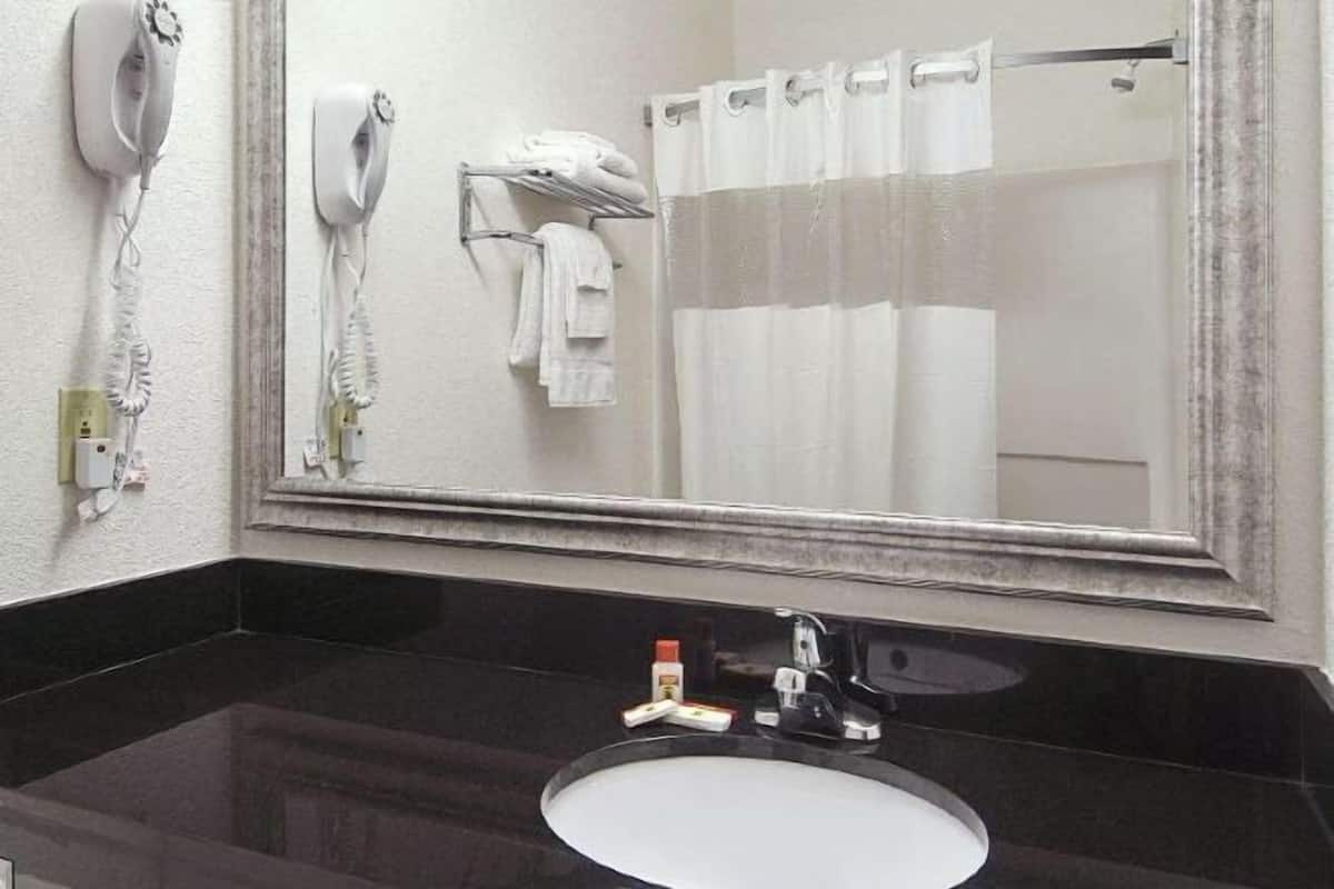 Bathroom | Combined shower/tub, towels