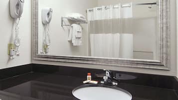 Combined shower/bathtub, towels