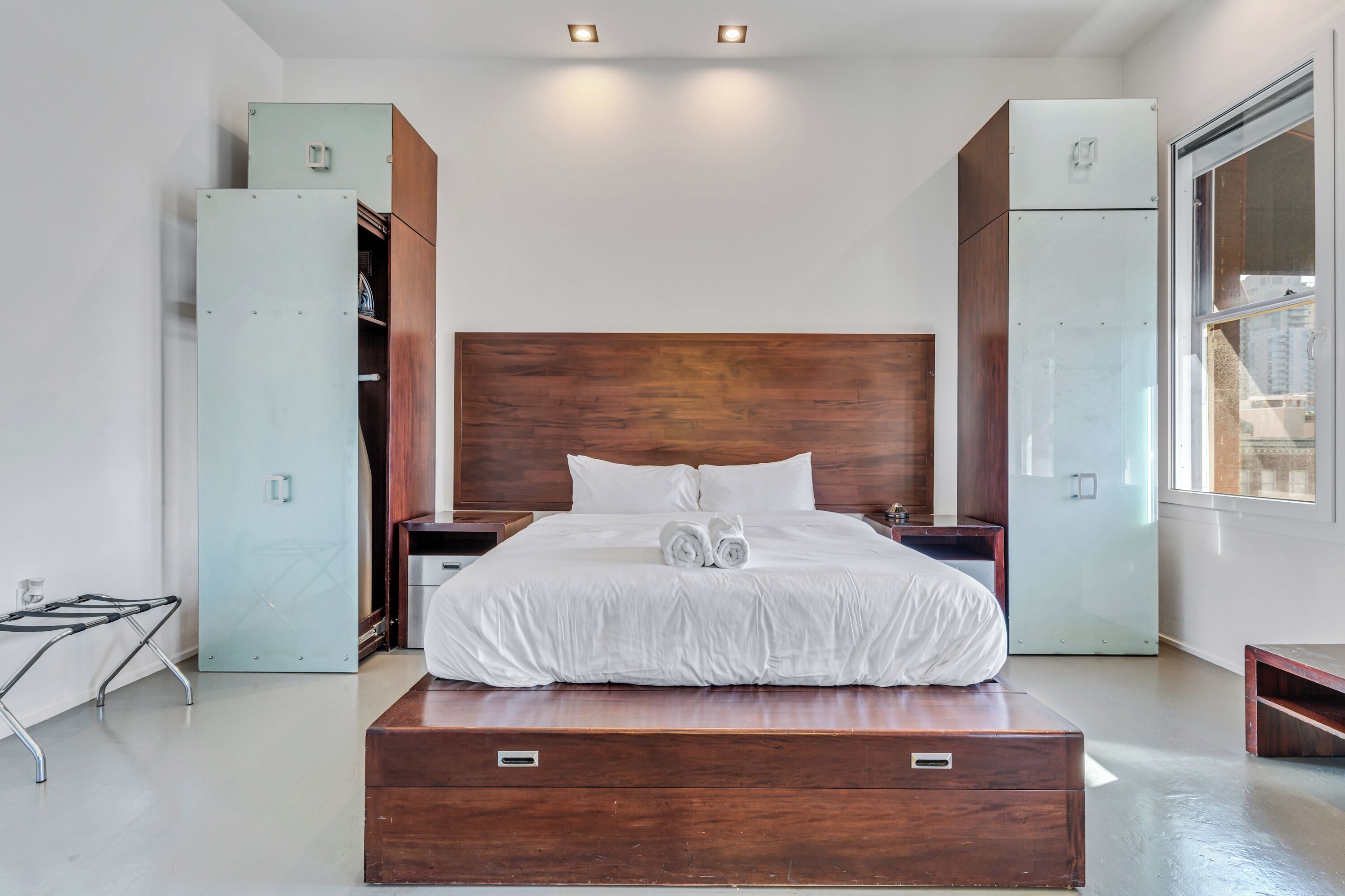 Deluxe Room, 1 King Bed, Private Bathroom, City View | Frette Italian sheets, premium bedding, down comforters, minibar