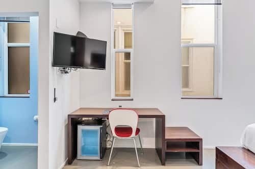 Habitació estàndard, 1 llit de matrimoni gran, bany privat (Self check-in) | Escriptori, espai de treball apte per a portàtils i cortines opaques
