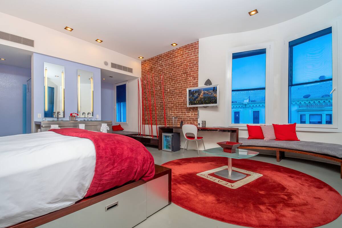 Standard Room, 1 King Bed | Frette Italian sheets, premium bedding, down duvets, minibar