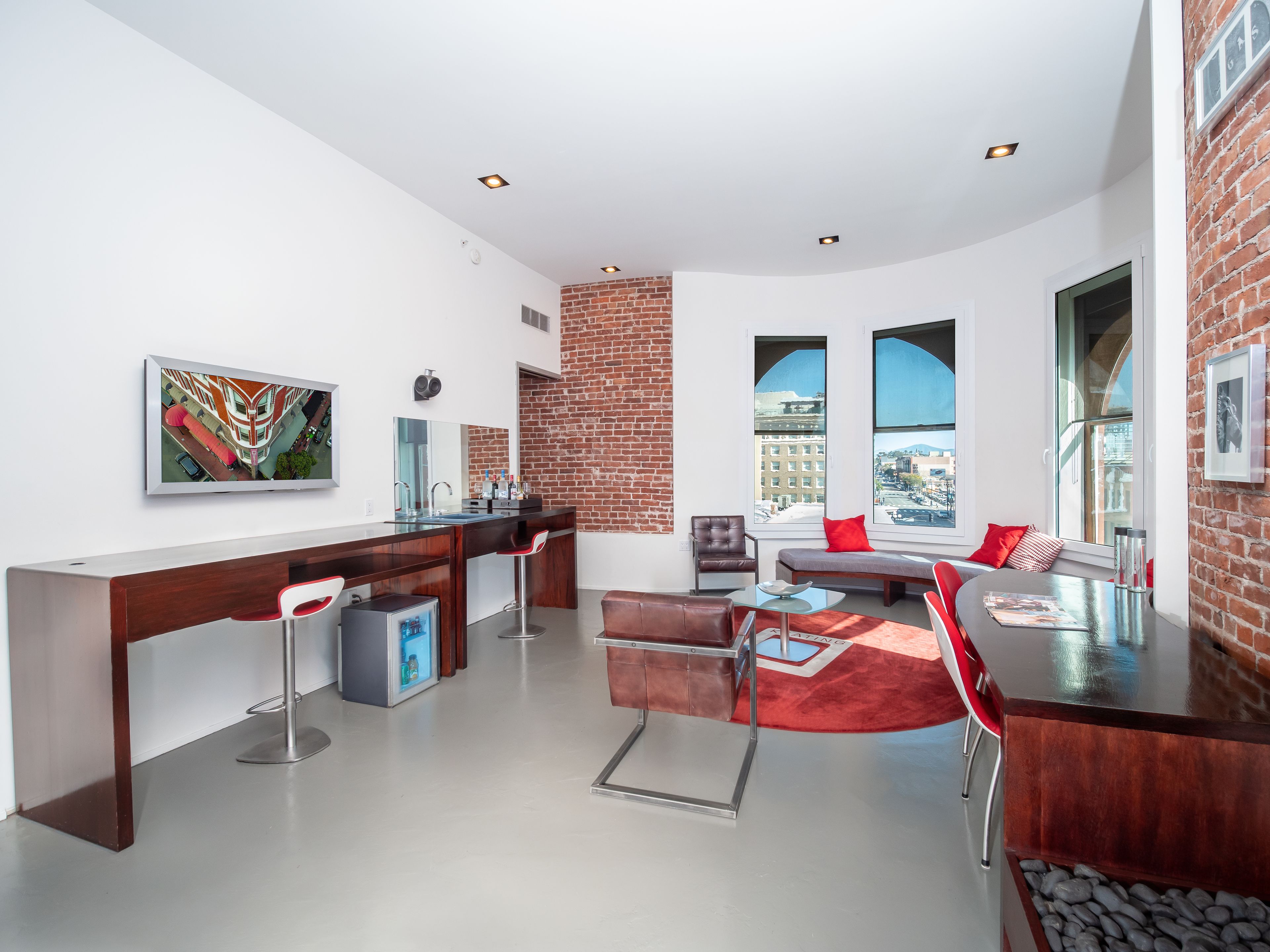 Signature-Zimmer, 1 King-Bett, Whirlpool, Stadtblick | Wohnbereich | 37-Zoll-Plasmafernseher mit Digitalempfang, Fernseher, DVD-Player