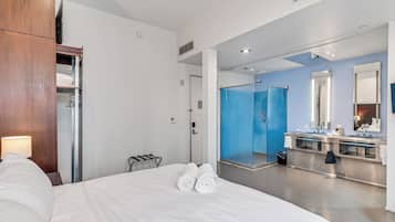 Quarto standard, 1 cama King, banheiro privativo | Lençóis italianos Frette, roupas de cama premium, edredons de pluma