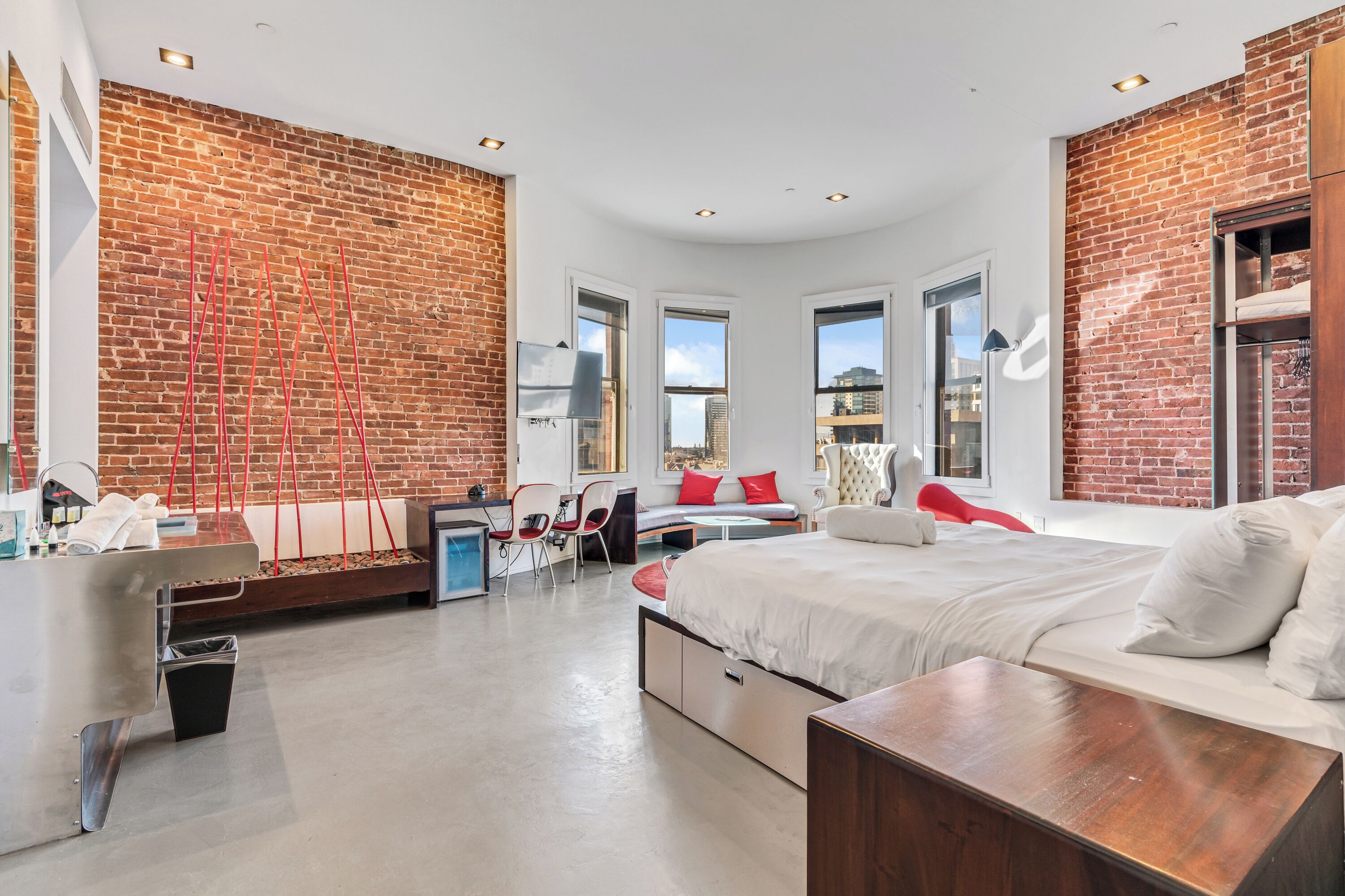 Superior Room, 1 King Bed, Private Bathroom, City View | Frette Italian sheets, premium bedding, down comforters, minibar