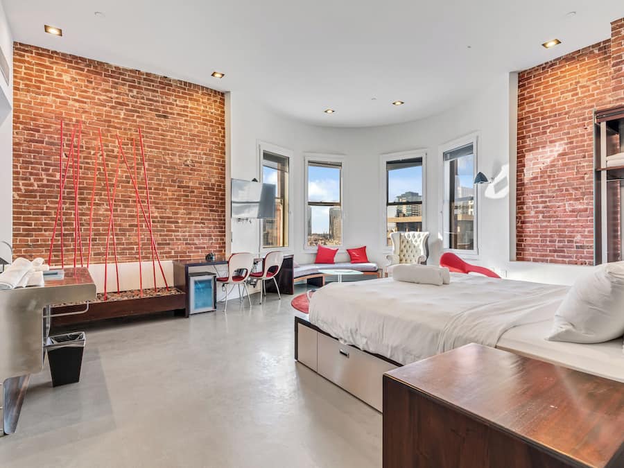 Habitación superior, 1 cama de matrimonio grande, baño privado, vistas a la ciudad (Self check-in) | Escritorio, espacio para trabajar con un portátil, cortinas opacas