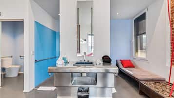 Superior Room, 1 King Bed, Private Bathroom, City View | Bathroom | Rainfall showerhead, designer toiletries, hair dryer, bathrobes