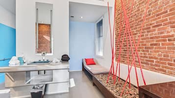 Superior Room, 1 King Bed, Private Bathroom, City View | Bathroom | Rainfall showerhead, designer toiletries, hair dryer, bathrobes