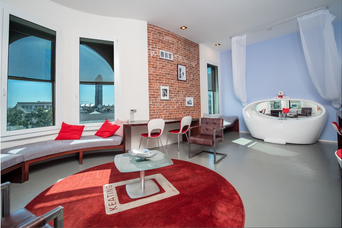 Signature Room, 1 King Bed, Jetted Tub, City View | Living area | 37-inch plasma TV with digital channels, TV, DVD player
