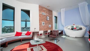 Habitación Prestigio, 1 cama King size, hidromasaje, vista a la ciudad | Área de sala de estar | Televisión de plasma de 37 pulgadas con canales digitales y televisión