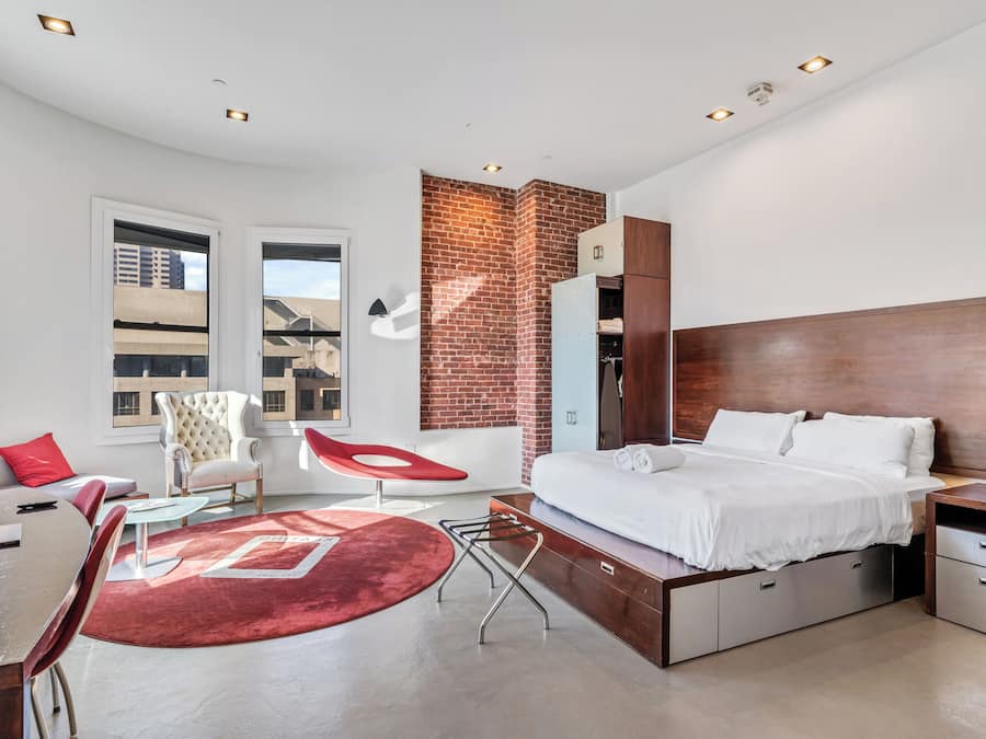 Habitació superior, 1 llit de matrimoni gran, bany privat, vistes a la ciutat (Self check-in) | Escriptori, espai de treball apte per a portàtils i cortines opaques