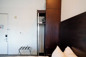 Deluxe Room, 1 King Bed, Private Bathroom, City View - Keating Hotel By At Mine Hospitality (San Diego)
