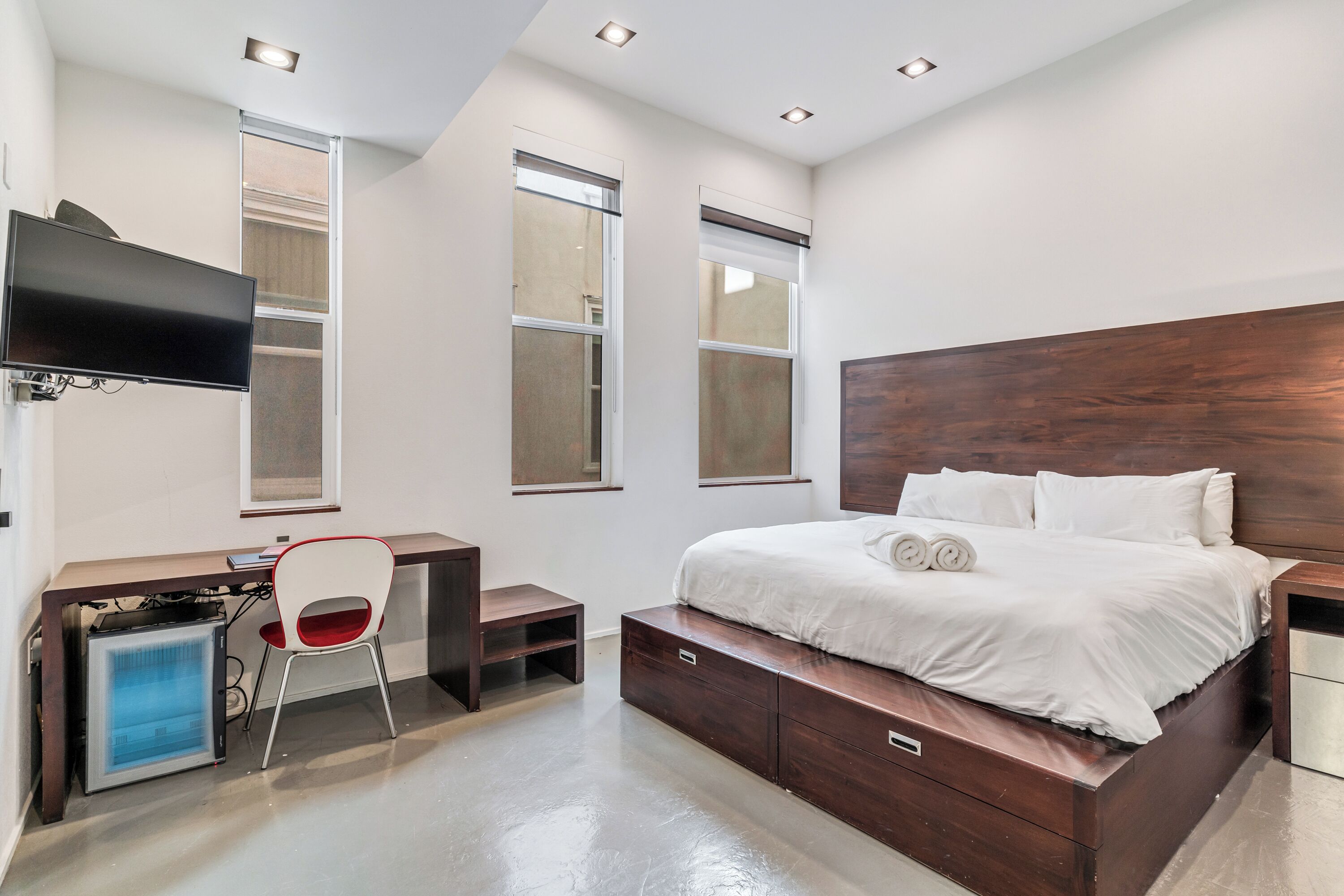 Standard Room, 1 King Bed, Private Bathroom | Frette Italian sheets, premium bedding, down duvets, minibar