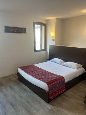 客房内保险箱、办公桌、隔音、熨斗/熨板