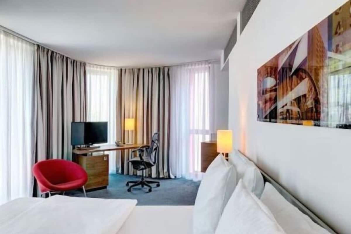 Premium bedding, in-room safe, desk, blackout curtains