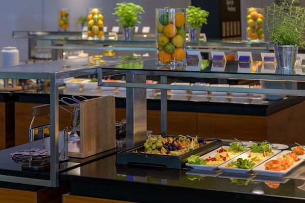 每日供应自助式早餐(每人 EUR 22)