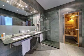 Bathroom shower - Hilton Garden Inn Stuttgart Neckar Park (Stuttgart)