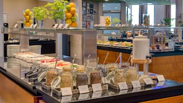Bữa sáng buffet hàng ngày (22 EUR/mỗi người)