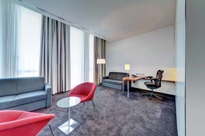 Junior Room, 1 King Bed | Premium bedding, in-room safe, desk, blackout drapes - Hilton Garden Inn Stuttgart Neckar Park (Stuttgart)