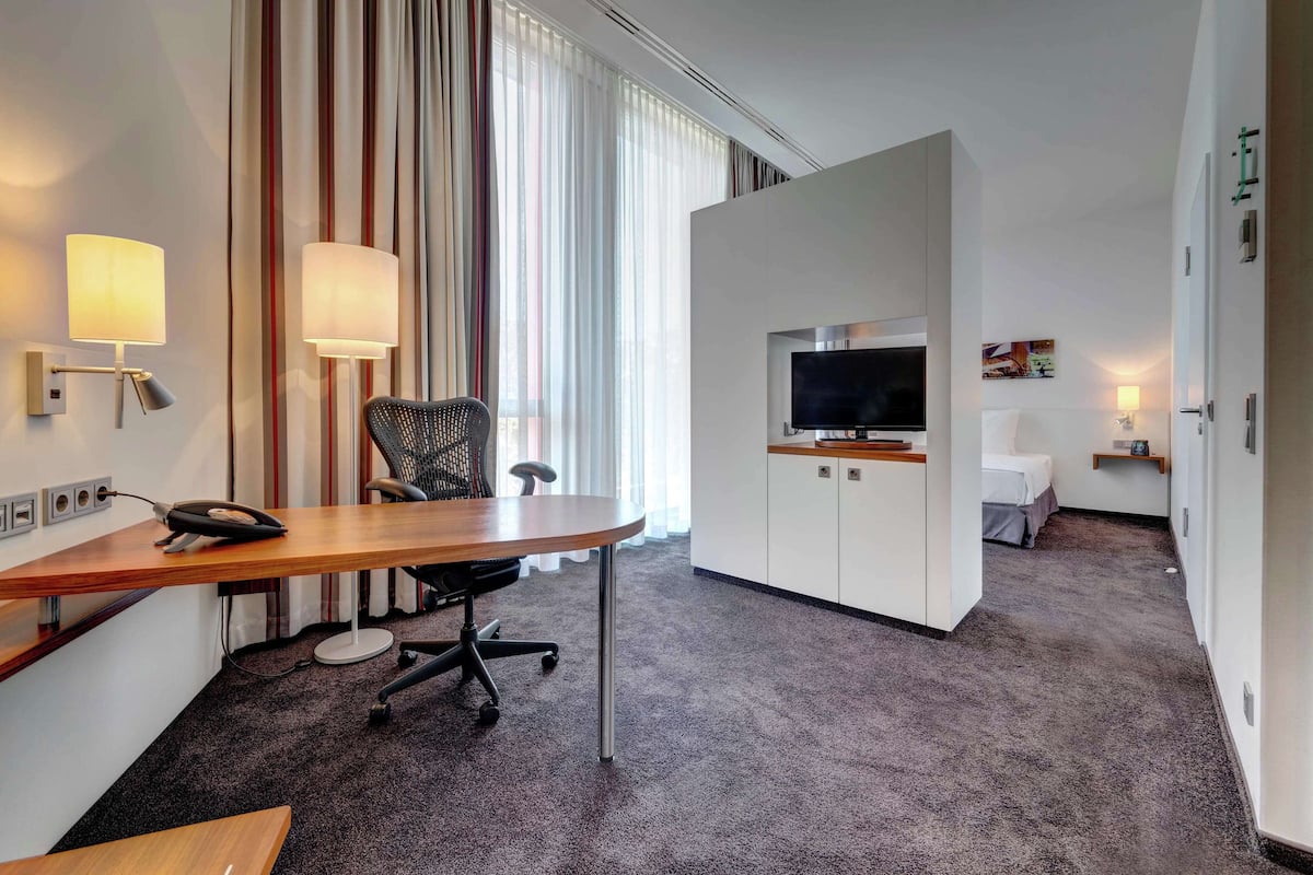 Junior Suite, 1 Queen Bed | Premium bedding, in-room safe, desk, blackout curtains