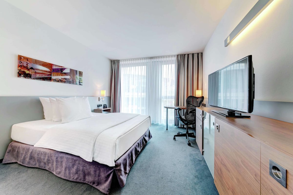Room, 1 Queen Bed | Premium bedding, in-room safe, desk, blackout curtains