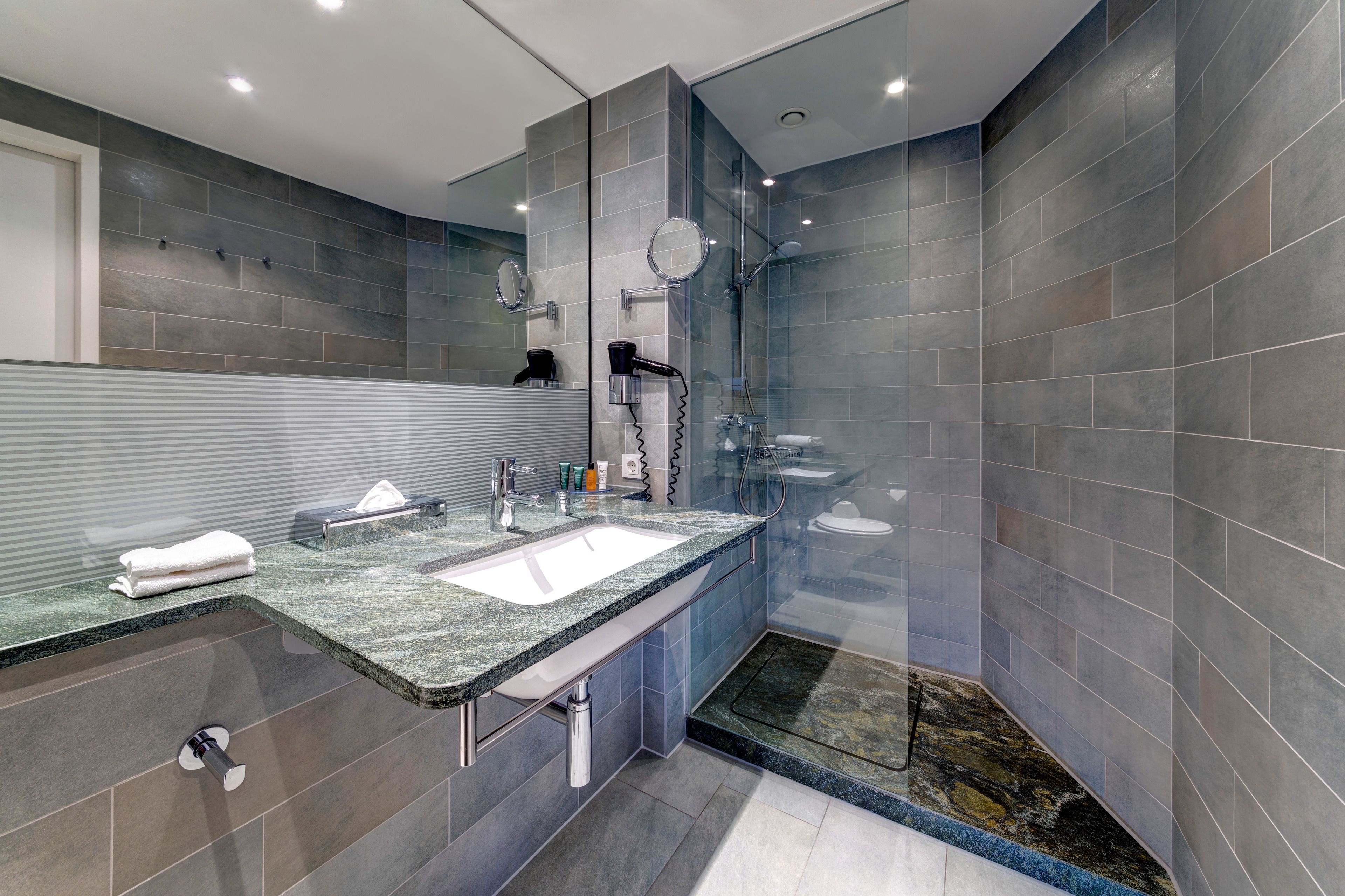Deluxe Room, 1 King Bed | Bathroom | Shower, free toiletries, hair dryer, towels