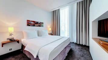 Chambre Junior, 1 très grand lit | Literie de qualité supérieure, coffres-forts dans les chambres, bureau