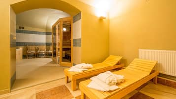 Sauna, hot tub, 3 treatment rooms, massages