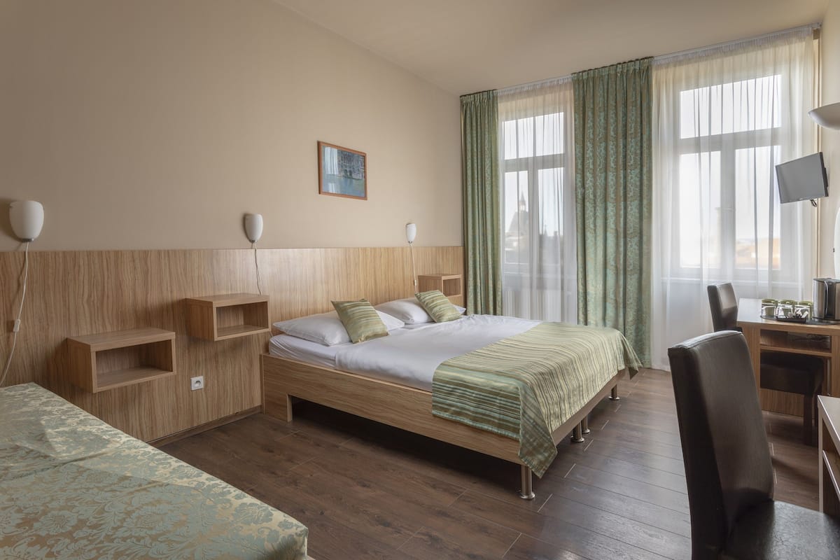 Triple Room | Hypo-allergenic bedding, in-room safe, desk, laptop workspace