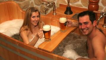 Sauna, hot tub, 3 treatment rooms, massages