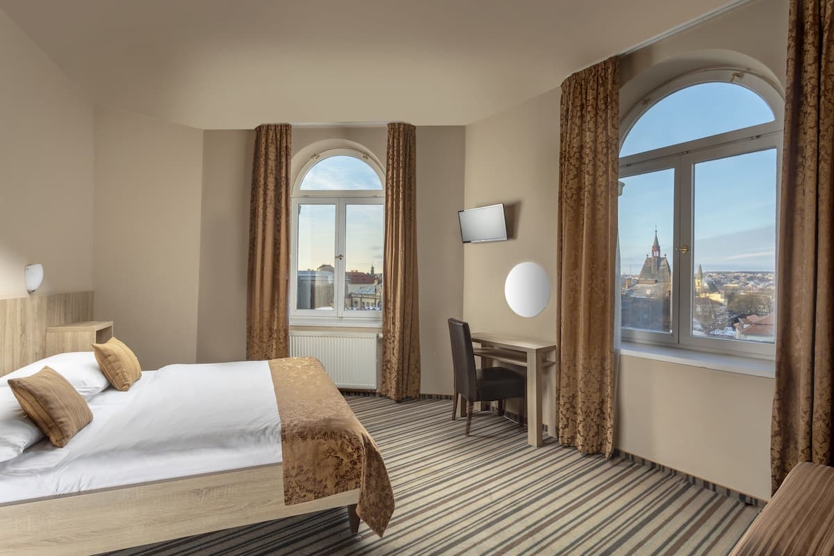 Hypo-allergenic bedding, in-room safe, desk, laptop workspace