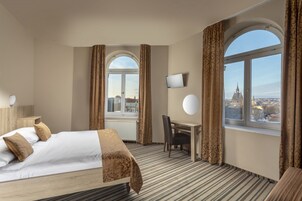 Hipoallergén ágynemű, széf a szobában és íróasztal