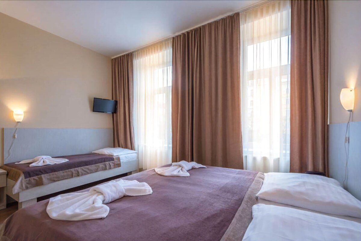 Hypo-allergenic bedding available, in-room safe, desk, laptop workspace