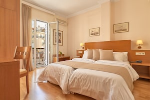 Camera Superior con letto matrimoniale o 2 letti singoli | Minibar, una cassaforte in camera, una scrivania, postazione laptop