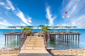 Privatstrand, Cabañas (gegen Gebühr), Liegestühle, Sonnenschirme