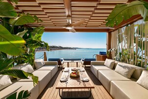 Privatstrand, Cabañas (gegen Gebühr), Liegestühle, Sonnenschirme